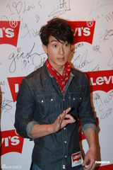 组图：吴尊牛仔装出席活动 谈及生日感动不已