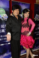 组图：萧蔷“爆奶”劈腿练舞 与蔡妍火拼身材