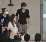 组图：言承旭休闲便装亮相 墨镜遮面笑对粉丝