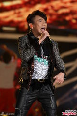 组图：S.H.E秀磅礡鼓技 压轴扛台北跨年