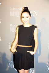 组图：江一燕助阵国际品牌首秀 魅惑眼妆大玩颠覆