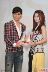 组图：林心如汪东城亮相 靓丽帅气二人抢镜