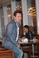 组图：张信哲结束红馆个唱 称健康快乐最重要