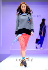 组图：韩女星崔茹珍韩惠珍服装秀 春夏秋冬全演绎