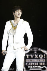 组图：东方神起北京开唱 献劲歌热舞现场变红海