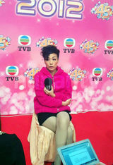 组图：TVB台庆演员后台受访 江美仪继续黑丝诱惑