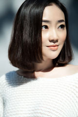 组图：杨淼秋日风情写真大片 优雅时尚