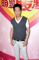 幻灯图：古巨基等参加录像 梁咏琪将用微博做善事