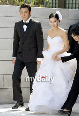 幻灯图：张东健高小英婚礼现场 夫妇亮相甜蜜亲吻 