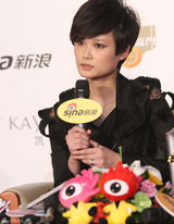 高清图：李宇春获网络盛典年度最具号召力艺人