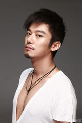 组图：芦芳生写真秀胸肌 凸显型男文艺气息