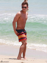 组图：英国跳水正太戴利海滩度假 身材略显发福