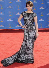 高清组图：艾美奖红毯 蒂娜-菲礼服秀知性气质