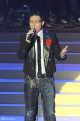 组图：曾荫权霍震霆出席国庆晚会 陈慧琳笑讨亲家