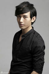 组图：成毅写真阴柔阳刚并重 被称戏痴