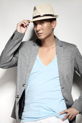 高清组图：“九爷”韩栋穿回现代 时尚型男不再玩酷