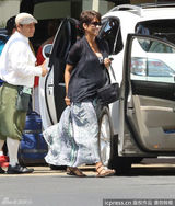 组图：46岁哈利贝瑞怀孕挺巨肚陪爱女游玩