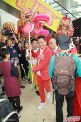 组图：黎耀祥春节仅休三天 惊讶黄宗泽姐弟恋