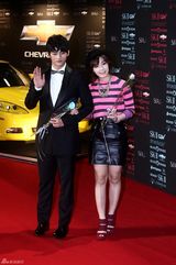 组图：韩国SIA时尚颁奖举行 张东健获大奖