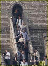 组图：米歇尔登慕田峪长城 与女儿们深情拥抱