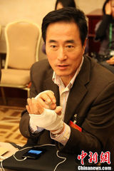 组图：周星驰彭丹王宝强等众星现身地方两会