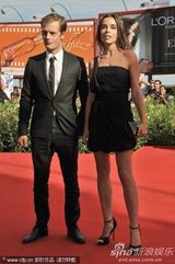 组图：《少数幸运儿》首映 主创亮相“黑”压压一片