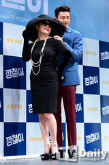 组图：刘亚仁金海淑宣传《强哲》牵手情意浓