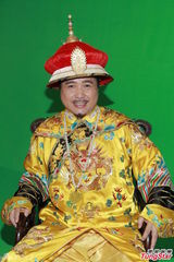 组图：古明华穿龙袍吸金为免太太担心少体检