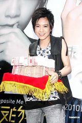 高清组图：张芸京新碟造型惊艳 台北签售见歌迷