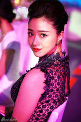 组图：蒋欣复古端庄亮相芭莎慈善夜