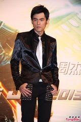 组图：周杰伦帅气亮相庆功宴 自曝秀腹肌靠打光