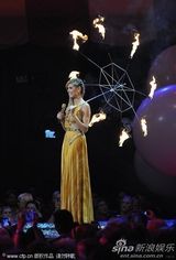 组图：海蒂-克鲁姆遭两猛男露屁股蛋“夹击”