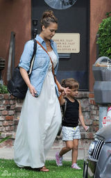 组图：杰西卡-阿尔芭产后首度现身 身材尚未恢复