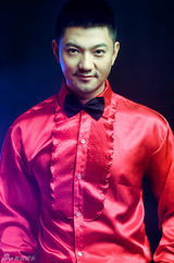 组图：彭博红衣写真造型乖巧顽皮