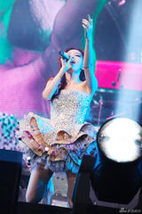 组图：张靓颖上海开唱 脚缠绷带穿高跟鞋热舞