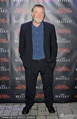 组图：《伟大诱惑》首映芭拉班大秀美背