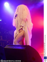 组图：Gaga伦敦全裸表演 当众脱衣豪放露三点