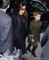 组图：小贝携四子女亮相时装周 为贝嫂秀场撑场