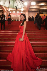 组图：张雨绮玫瑰红抹胸裙现身娇艳如花