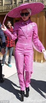 组图：Gaga全粉武装 脚踩招牌恨天高大帽遮阳