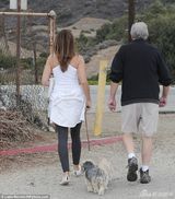 组图：老牌超模辛迪-克劳馥曲线苗条风采依旧