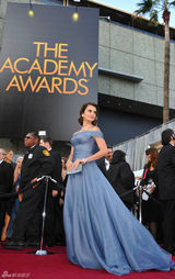 高清组图：奥斯卡红毯潘妮洛普-克鲁兹蓝色礼服