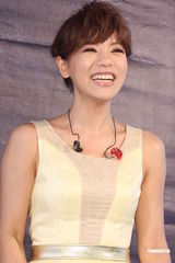 组图：丁当发片牵红线求姻缘 自曝曾被前男友劈腿