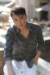 组图：巩峥春季写真 明朗儒雅尽显绅士