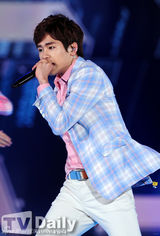 组图：SHINee等亮相活动 Rainbow等T台走秀