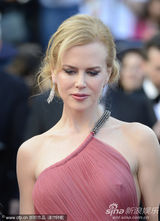 组图：妮可戛纳走秀风情露背 真空激凸艳光四射