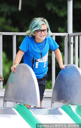 组图：史蒂芬妮携两潮仔游园 祖玛化身贪吃蜘蛛侠