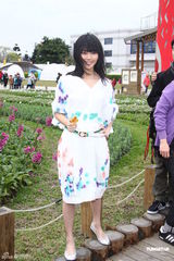 高清图：孙燕姿参观花博会 清丽亮相引媒体追拍