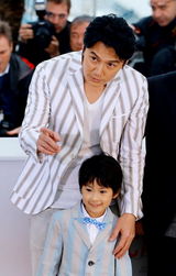 组图：《如父如子》记者会 福山雅治携两美现身