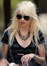 高清组图：泰勒-摩森片场变装秀 裙装短裤皆俏皮